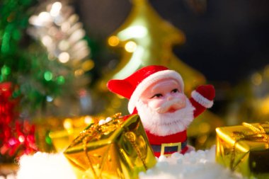 Noel günü altın hediye kutusu ile Noel Baba.