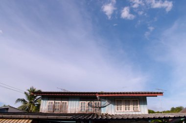 Bangkok Tv anteni ve güzel gökyüzü ile iki katlı eski ahşap ev.