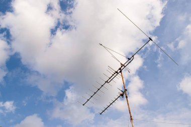 Eski evin çatısında tv anteni var. Tayland
