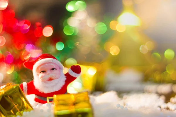 Carino Babbo Natale Con Scatola Regalo Oro Sfocatura Dalle Luci — Foto Stock