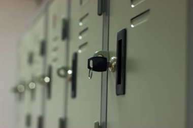 Spor salonundaki dolabı kilitle kapatın.