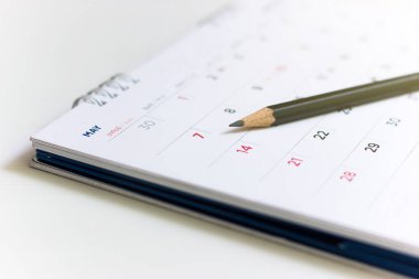 Takvimdeki kalemin yakın çekim görüntüsü.