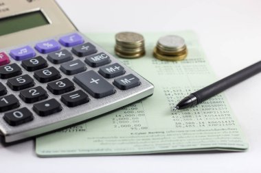 Hesap defterini kaydetme. Hesap defterinde hesap makinesi, kalem ve boş bir bozuk para içerir