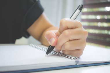 Clouse yukarı. Pencerenin yanındaki kitaba bir el kalemi yazısı.