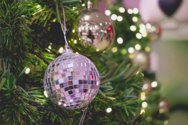 Yakından kapatın. Chrismas ağacında altın ve gümüş bir hediye asılı. Holiday