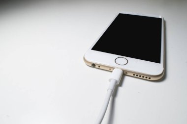 Telefonu şarj etme, beyaz telefon