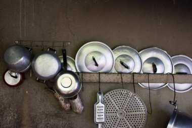 Birçok pot kapağı kullanılmaz duvarlara asıldı. Tayland, Asya