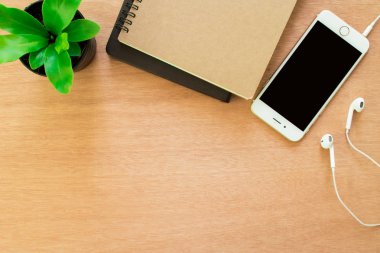 Üst te. Eski ahşap masada saksı olan telefon defteri. Pencerenin yakınında