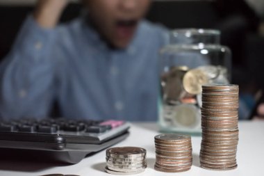 Asyalı, mavi gömlek giyen bir adam parası hakkında stresli ve şok. Para tasarrufu kavramı