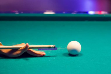 Asya, bir kadın snooker'ın eli. Oynamaya başladı.