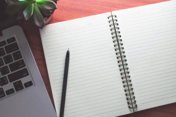 Uma Simples Mesa Trabalho Madeira Com Caderno Aberto Caneta Computador — Fotografia de Stock