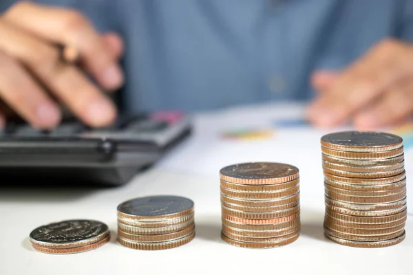 Asia Man Wearing Blue Shirt Counting Coins Front Him Calculator — Stock Photo, Image