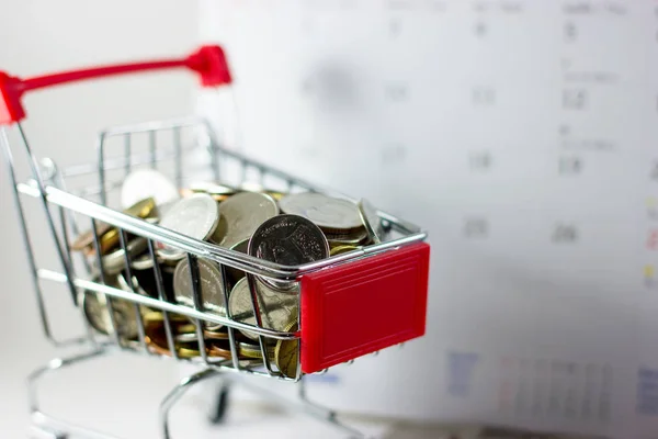 Tempo Shopping Molte Monete Sono Nel Carrello Sfondo Bianco Calendario — Foto Stock