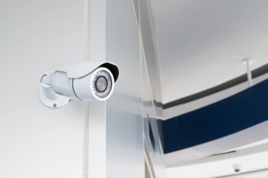Alışveriş merkezinde CCTV beyaz. Arıza olup olmadığını kontrol edin.