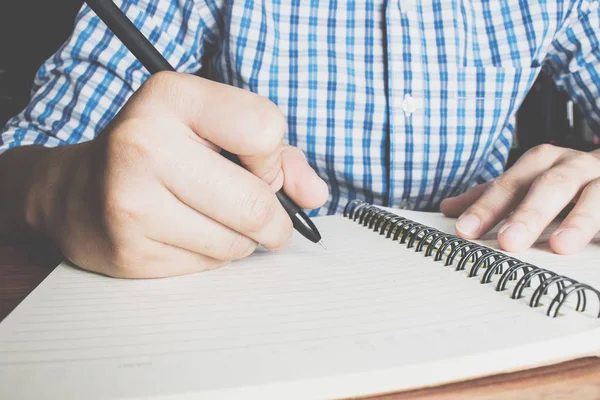 Cerca Los Hombres Con Una Camisa Cuadros Azul Escribiendo Bolígrafo — Foto de Stock