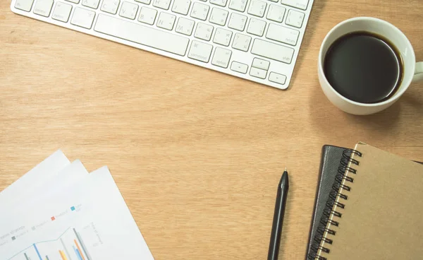 Top View Brown Wood Desk Computer Pen Paper Coffee — Stock Photo, Image