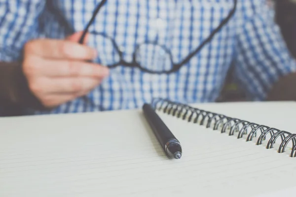 Homem Usando Uma Camisa Xadrez Azul Colocou Uma Caneta Caderno — Fotografia de Stock