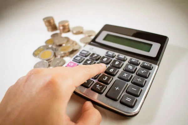 Man Hand Berekening Van Vele Thaise Munten Met Rekenmachine Close — Stockfoto