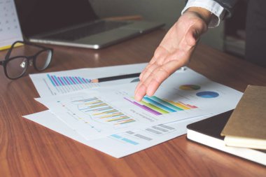 İş adamları ahşap bir masada bir iş planı açıklamak konusunda ciddi.