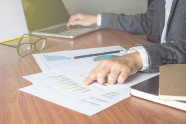 İşadamları ofiste ciddi çalışıyorlar. İş kavramları.