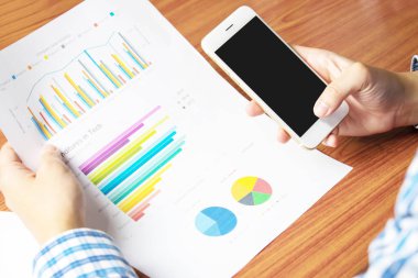 İş adamı telefonda çalışıyor..