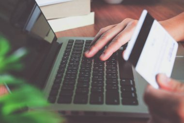 Online Alışveriş. Bilgisayar için kredi kartı numarası anahtarı.