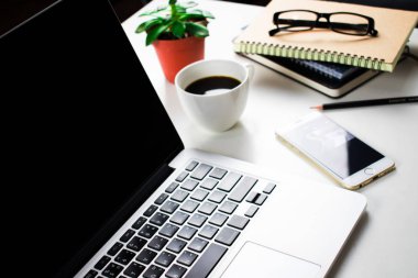 Beyaz masa Bilgisayar ve Aksesuarları. Yakın çekim.