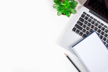 Masa üst görünümü ve birlikte ve Sol üzerinde kopyalama alanı ile bir kitap yazmak.