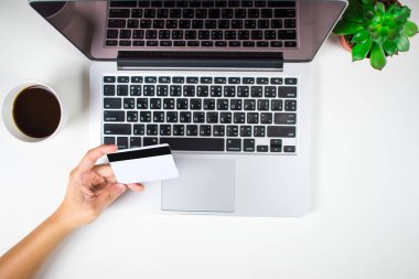 Üst te. Bilgisayarının kredi kartının önünde oturan adam.