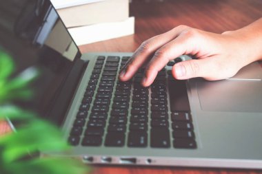 Kadınların elini internette arıyor.