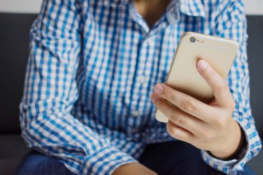 İnsanlar telefonu ciddi şekilde çalıyor. Yakın çekim.