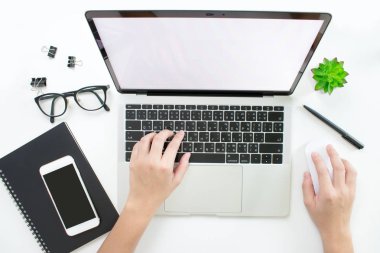 Erkeklerin elleri sağ han ile dizüstü bilgisayarda yazıyor