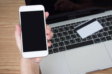 İnsanlar akıllı telefonkullanarak kredi kartı ile ödeme 