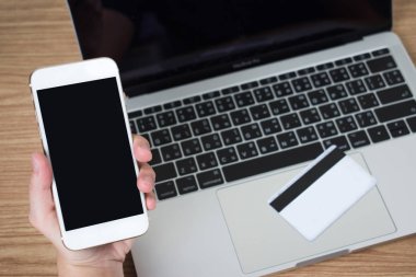 İnsanlar kredi kartları ile ödeme yapmak için akıllı telefonlar kullanıyor. Siyah scre