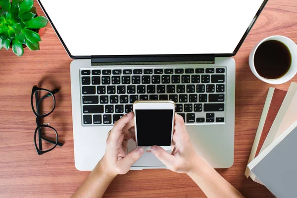 Vista Superior Gente Está Buscando Línea Con Teléfonos Computadoras — Foto de Stock