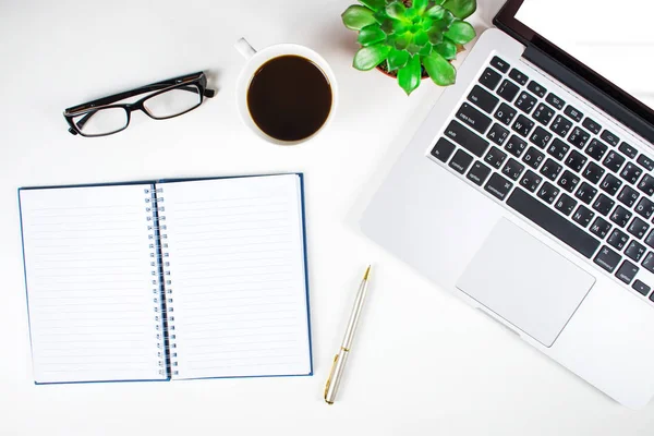 Bureau Blanc Avec Écriture Livre Placé Près Ordinateur — Photo