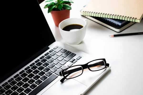 Bureau Blanc Près Fenêtre Des Lunettes Sur Ordinateur Gros Plan — Photo