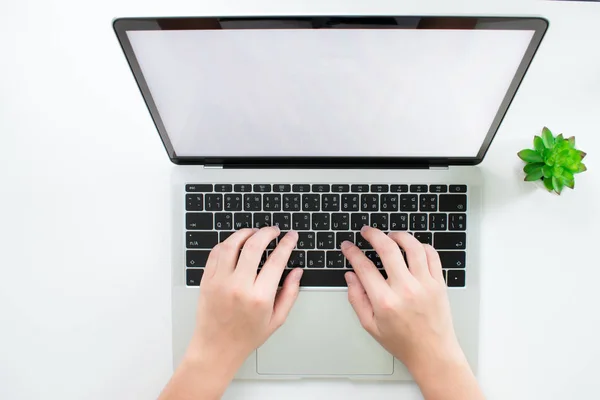 Los escritorios modernos tienen las manos de las mujeres usando una computadora portátil. Para — Foto de Stock