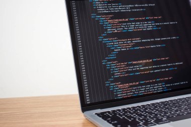 Yazılım programlama kodunu gösteren bilgisayar. Kavramları geliştirme.