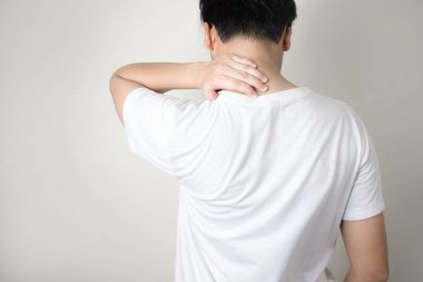 Asyalılar işten boyun ağrısı var.