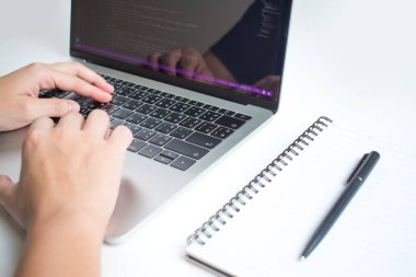 Programcının eline yakın, modern whit üzerinde ciddi bir şekilde çalışın