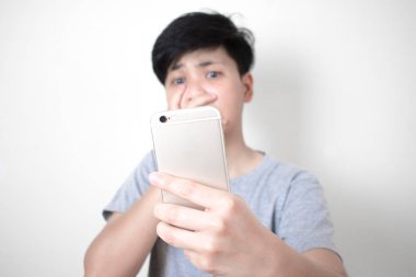 Asyalı insanlar cep telefonlarından bazı mesajları görmek için şok