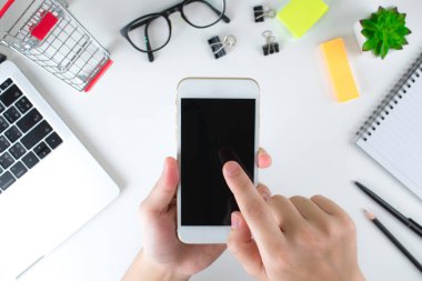 En iyi görünüm İnsanlar smartph online alışveriş ürünleri sipariş ediyor