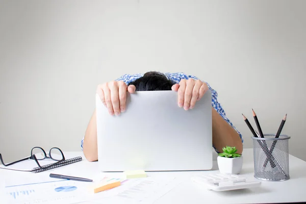 Homens coleta de dados no computador portátil, cansado e estressado f — Fotografia de Stock