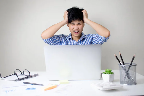 Empresários se sentir cansado no trabalho no escritório e eles usam o seu — Fotografia de Stock