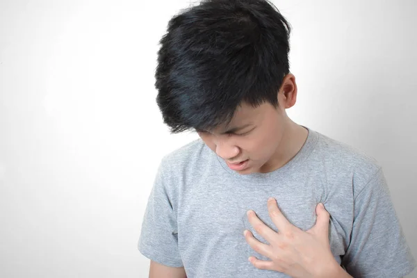 Enfermedad cardíaca. Asiáticos atrapados en el pecho izquierdo, ataque al corazón . — Foto de Stock