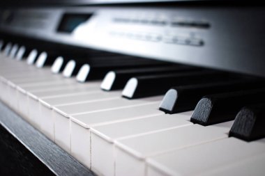 Piyano tuşlarının yakın çekim görüntüsü.