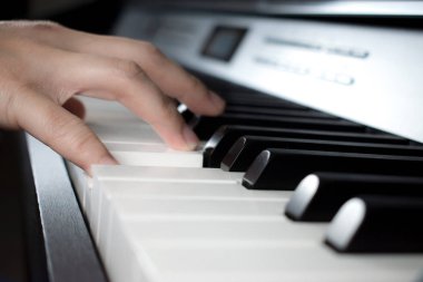 Müzisyen piyano çalıyor. Ele yakın.