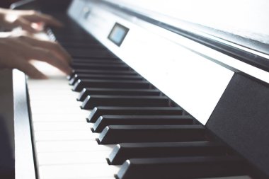 Dijital piyanoda el çalma. Piyano ve piyano klavyesi.