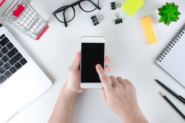 Online alışveriş için cep telefonu kullanan kadınların üst görünümü. Gebe